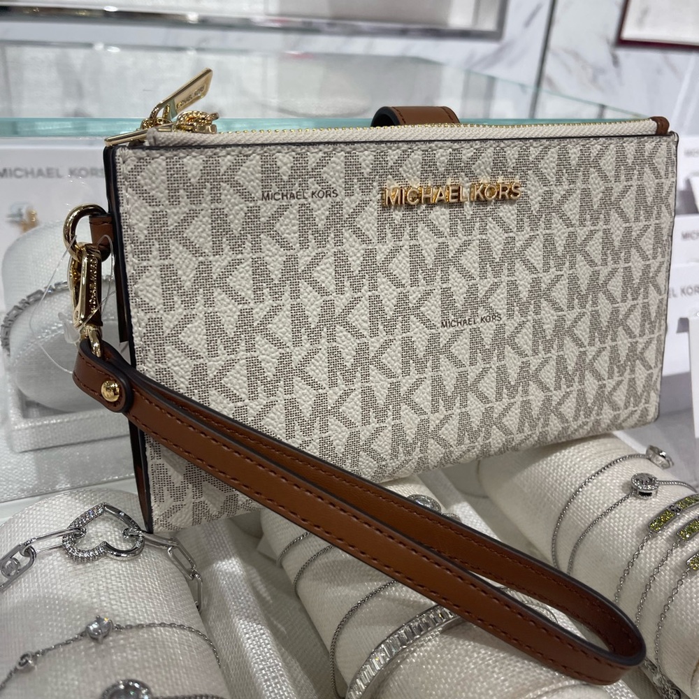 MICHAEL KORS Jet Set Trvl Lg Signature Logo Double Zip Smartphone Wallet
Vanilla - Picture 4 of 16